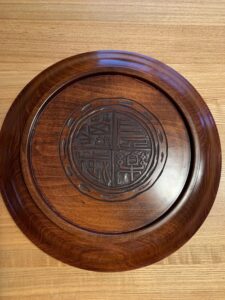 岡山県烏城彫手彫り作品。 100歳祝いのお盆 宮内庁御用達14代辻常陸作みず鳥皿 大切に使うもの・烏城彫のお盆 - 50sは人生のお茶の時間
